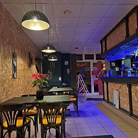 Les Deux Porches 2*