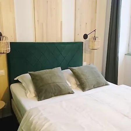 Les Deux Porches 2*