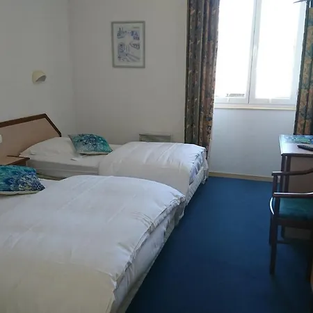 Hotel Des Deux Porches Verrieres (Charente)