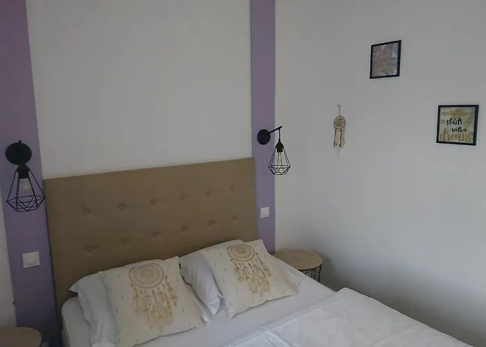 Otel Les Deux Porches Verrieres (Charente)