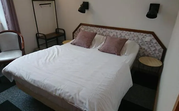 Les Deux Porches 2* Verrieres (Charente)