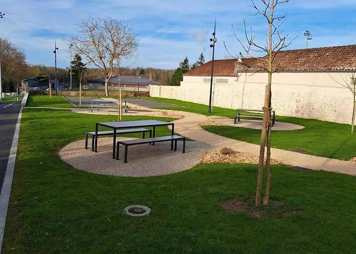 Les Deux Porches 2* Verrieres (Charente)