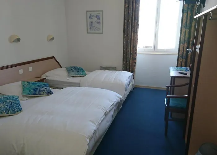 Otel Les Deux Porches Verrieres (Charente)